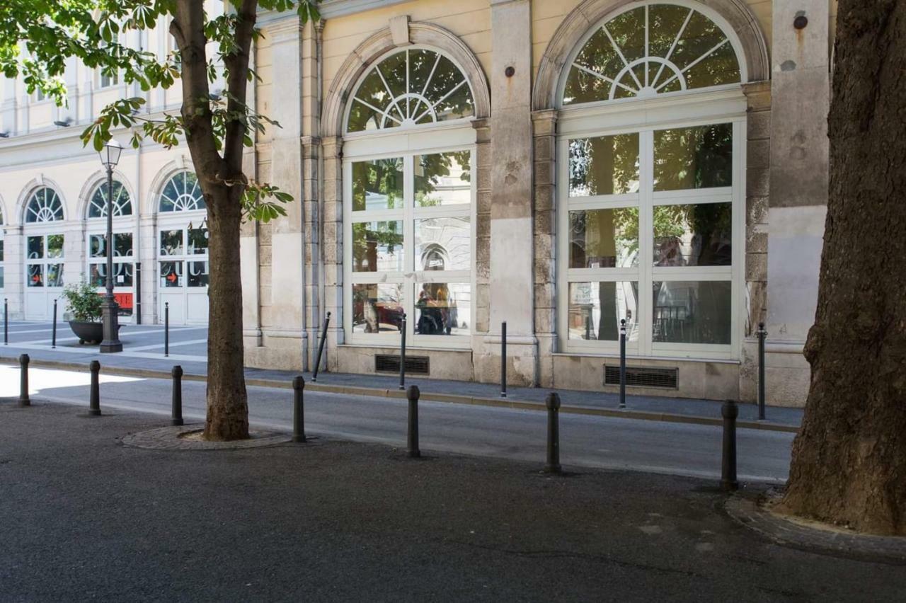 Centro Citta Teatro Hotel Trieste Exterior photo